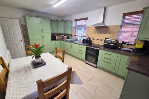 6 Larch - Kitchen.jpg