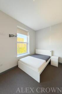 This self-contained studio apartment offers an all-inclusive living experience, with all bills included, and is ideally situated in the heart of Bounds Green. Overlooking a quiet side street, this apa