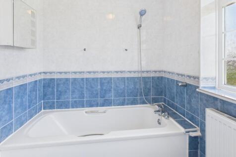 EweMove Spalding - Family Bathroom