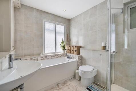 16 Craddocks Family bathroom.jpg