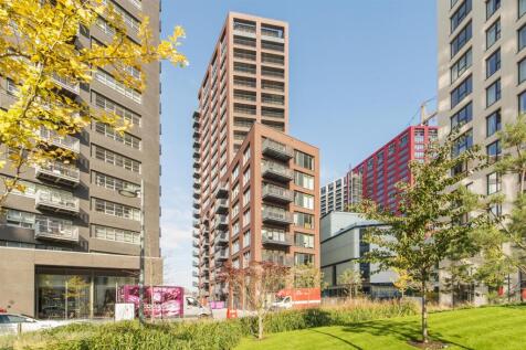 A 1 double bedroom apartment to rent on the 3rd floor (with lift) of Meade House, one of the buildings forming Ballymore’s popular London City Island development. This furnished property further benef