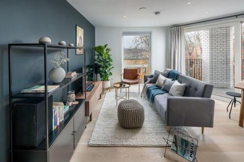 An inviting 2-bedroom apartment close to Elephant Park, combining airy interiors, a private balcony and flexible accommodation for up to six. Positioned on the 4th floor, it is around a 6-minute walk
