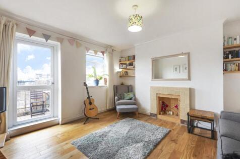 A spacious, two double bedroom flat on the fourth floor of Manchester House.