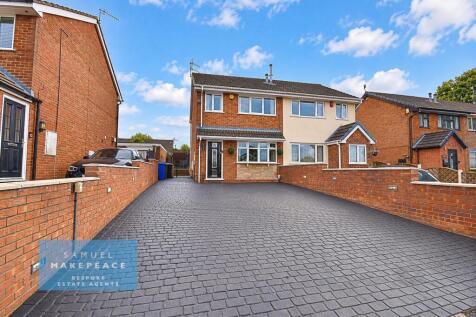 Spacious Three Bedroom Family Home With Conservat