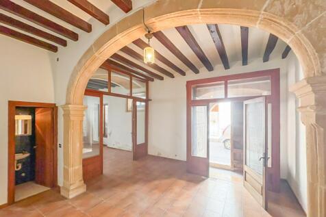 Property with great traditional charm in Pollensa, perfect for renovation and transformation into an elegant manor house with its own unique character.