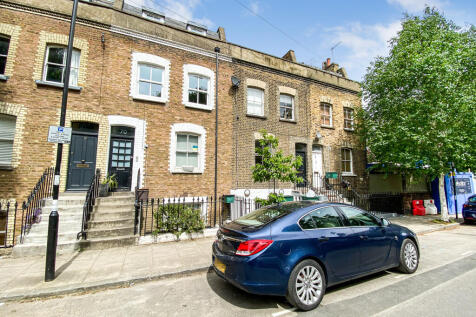 Square Quarters are excited to present this charming split level one bed conversion apartment located in this delightful cul-de-sac street minutes from the transport links of London Kings Cross and St