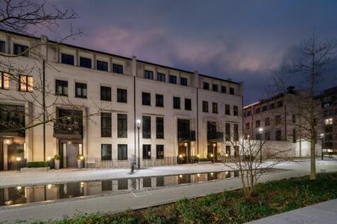 7 bed, 8 bath Town House in London - Photo 1