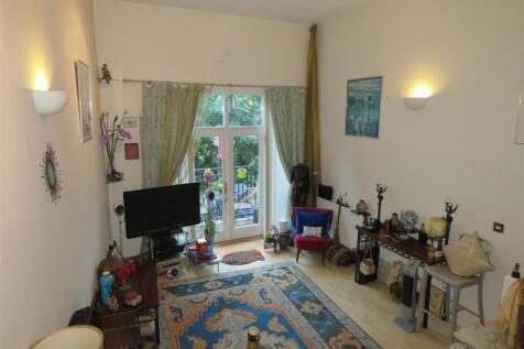 SPLIT LEVEL LOUNGE/D