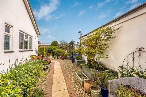 250 Havant Road, Hayling Island-Small-PorticoMarke