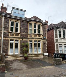LOVELY SPACIOUS TWO BEDROOM GROUND FLOOR FLAT IN A GREAT LOCATION. The property comprises of entrance hall, great size living room, kitchen with washing machine, electric hob, electric oven and fridge