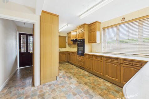 CAM03852G0-PR0437-STILL010