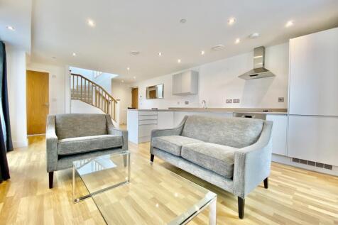 **LARGE ROOF TERRACE** HIGH SPEC FINISH**GREAT LOCATION ONLY 14 MINUTES WALK FROM THE TRAIN STATION** **AVAILABLE 16TH OF AUGUST**AMENITIES NEARBY**