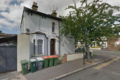 *ALL BILLS INCLUDED*
Lifestyle Property are delighted to bring to market this studio room on Margery Park Road, Forest Gate. The property benefits from it's own en-suite and communal kitchen. The prop