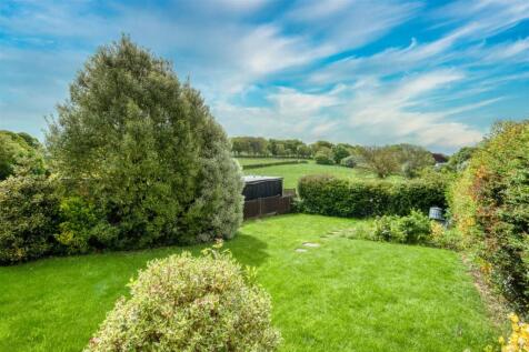 Rear Garden and countryside.jpg