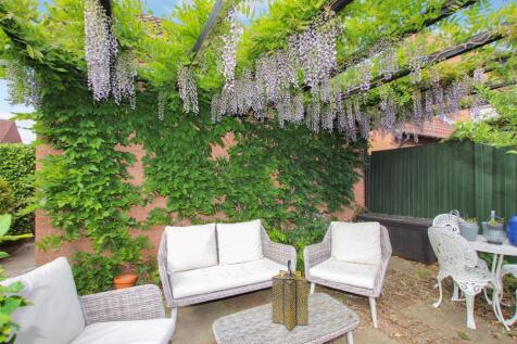 Outdoor Seating Area - b.JPG