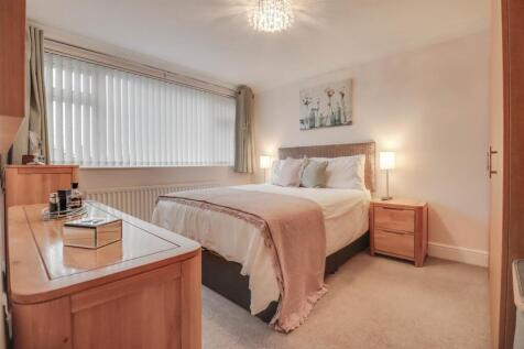 6 HIGHCLIFFE WAY WICKFORD-13.jpg