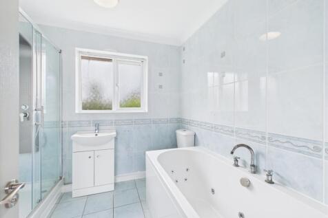 Ensuite to Principle Bedroom