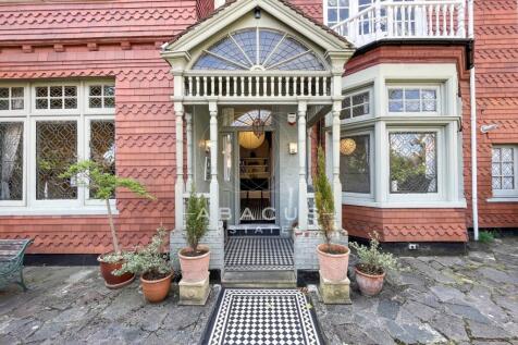 A stunning one bedroom apartment set over the entire ground floor of this extraordinary period house with a private main front door entrance direct to the flat. Full of character and a mix of contempo