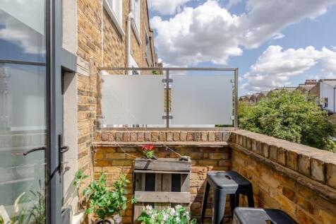 A charming, one bedroom flat with the added benefit of a large study situated within an imposing terraced property along leafy Beatty Road in Stoke Newington.