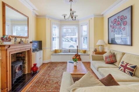 Elegant sitting room with bay window