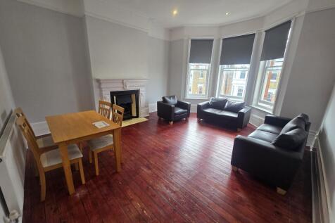 Spacious 3 bedroom flat on the 2nd floor, available immediately, 3 double bedrooms, Fully fitted kitchen with bar area, spacious living room, Partly wood flooring, tiled bathroom