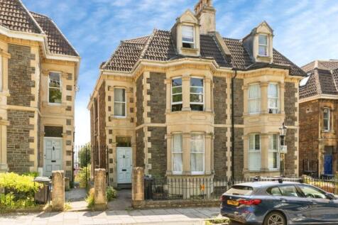 Contemporary 1-bedroom furnished house with versatile room let option. This stylish property boasts modern features and ample natural light. Situated in a sought-after location, this home offers conve