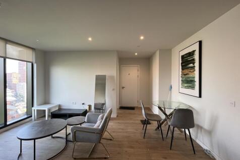 We are excited to offer this modern and well-maintained 1-bedroom flat located in the heart of Manchester city centre. Perfect for professionals, students, or anyone seeking the vibrant city lifestyle
