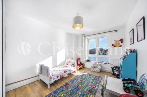 St Davids Square, Is