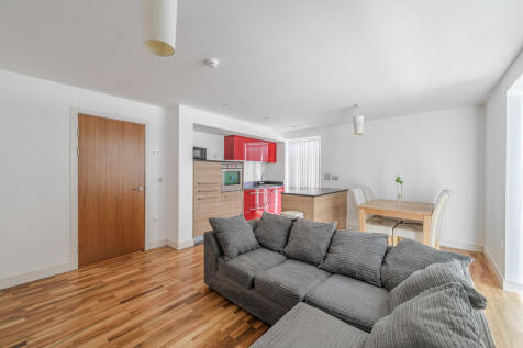 Avery Residential are proud to offer this large, 4th floor, 2 bedroom apartment in corner position available to rent in the popular Hemisphere development in Edgbaston. Located opposite the famous Edg