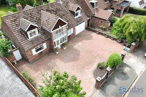 This stunning L18 home features a bespoke kitchen, premium finishes, and a grand carriage driveway. Enjoy two spacious reception rooms, a luxury five bedrooms, and a master suite with a walk-in wardro