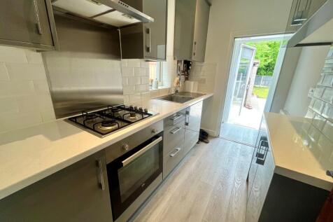 ** Zero Deposit Guarantee Available **
A bright and airy four bedroom property available to move into straight away. The property is available unfurnished and ideal for a family.