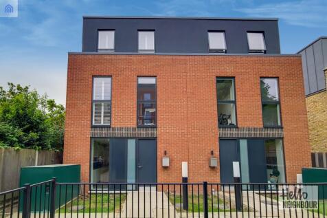 Stunning 3-Bed, 2-Baths Semi-Detached House with Large Private Garden in Brixton Hill
