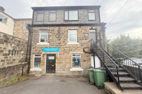 A LOVELY TWO BEDROOM FIRST FLOOR APARTMENT offering light and airy decor throughout. Located close to the town centre and railway station.