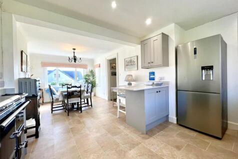 4 bed, 2 bath Detached in Liverpool - Photo 5