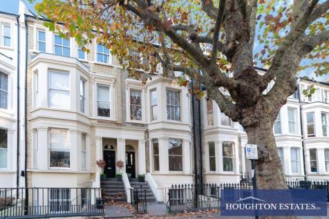Beautiful Four Double Bedroom Duplex Flat with Private Patio in Little VeniceSet in a fantastic location just a short walk from Warwick Avenue Underground Station and the charming cafés, restaurants,