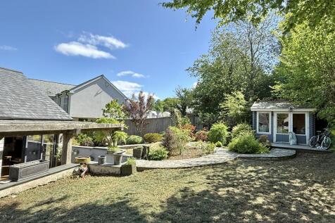 Pretty Gardens with Summerhouse