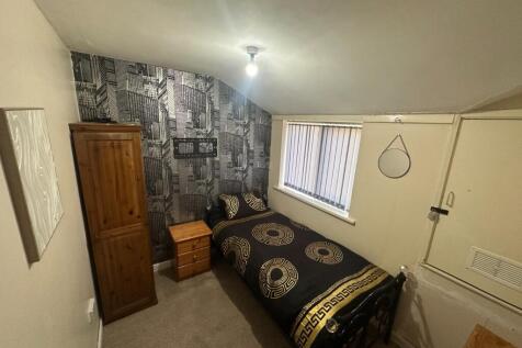 **CLOSE TO LONGBRIDGE TRAIN STATION**