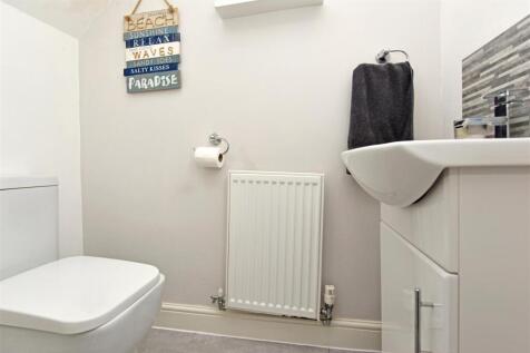 Cloakroom / WC: