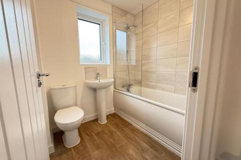 Family Bathroom 2.jpg