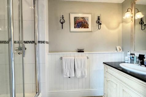 5 bed, 2 bath Farm House in Manchester - Photo 15