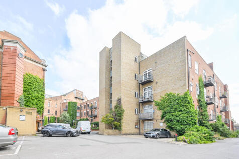 LONG LET. A bright and well proportioned 1 bedroom first floor apartment featuring a spacious reception room, separate fitted kitchen, private balcony and a superb location close to Canary Wharf.