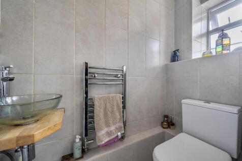 1373867-4-6903a66...