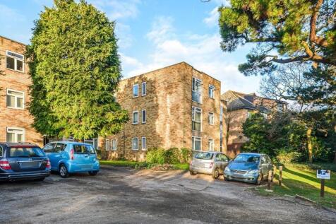 A well presented one bedroom second floor apartment located within 0.3 miles of Enfield Chase mainline station. Boasting in excess of 477 sq. ft of living accommodation with benefits to include dual a
