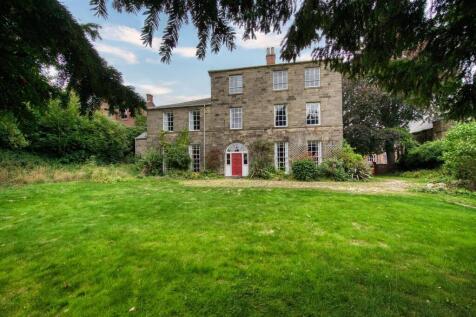 Front of the home and lawn.jpg