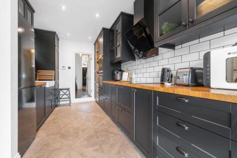 Kitchen (2).JPG