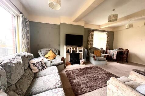 Lounge/Dining Room: