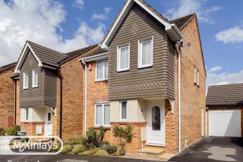 Beautifully presented 3 Bedroom Link Detached for
