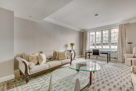 An exquisite double fronted white stucco mid terraced house with gated front garden in the heart of Belgravia and with
access to the unique Belgrave Square Gardens and tennis court. The property benef