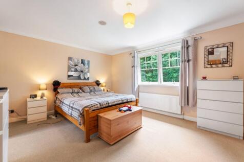 4 bed, 3 bath Detached in Leeds - Photo 11