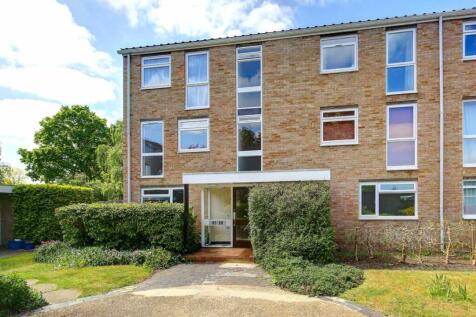 In immaculate condition throughout, is this one double bedroom flat opposite the Royal Bushy Park. The property is bright and airy throughout, there is ample storage and communal gardens.